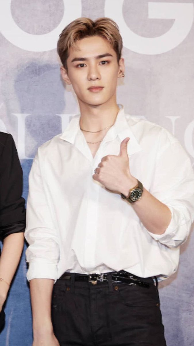 wayvholic's tweet photo. he looks so good https://t.co/5m8Udl44Zz