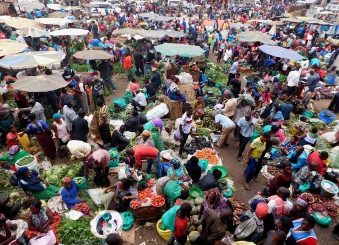 #FactsAboutUganda:- This is one of the largest markets in the region, the #OwinoMarket is a must-do experience when visiting Uganda. Located in the @KCCAUG, this busy market is full of color and character from its wide array of produce. #KungaUganda #VisitUganda #ExploreUganda