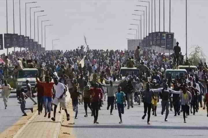 يصحو على حلم راجع 
يكتبو قي الفضاء الشاسع
يحلمو بي وطن واسع 

#مليونية30يونيو