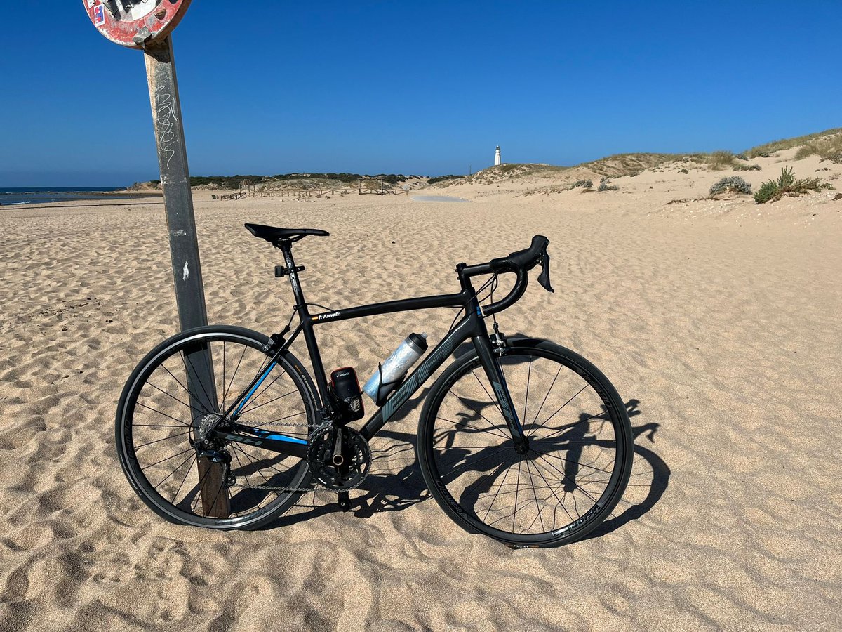 Nuestro compañero, enfermero e investigador postdoctoral, <a href="/PedroArevaloB/">Pedro Arevalo B.</a> 👨🏻‍⚕️ continúa pedaleando 🚴🏼‍♂️ hasta el final para el #IMIBICChallenge sin importarle el terreno. Esta vez… nos transporta hasta la arena gaditana 🏖 #LaInvestigacionEsVida 🔬<a href="/IMIBIC/">IMIBIC</a> <a href="/HUReinaSofia/">Hospital Universitario Reina Sofía</a>