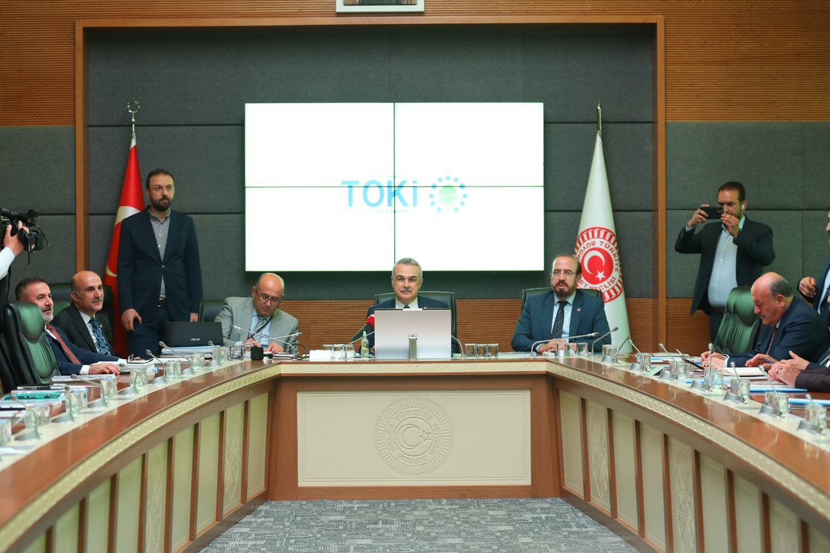 Toki_Kurumsal's tweet photo. TBMM Kit Komisyonu'nda İdaremizin 2019-2020 hesapları görüşüldü.

Başkanımız Ömer Bulut: "herkes için konut", "insanca yaşam" ve "ekonomik olarak ulaşılabilir konut" hedefi doğrultusunda, 1 milyon 100 bin konuta ulaşıldı. https://t.co/9CyBtwfaly