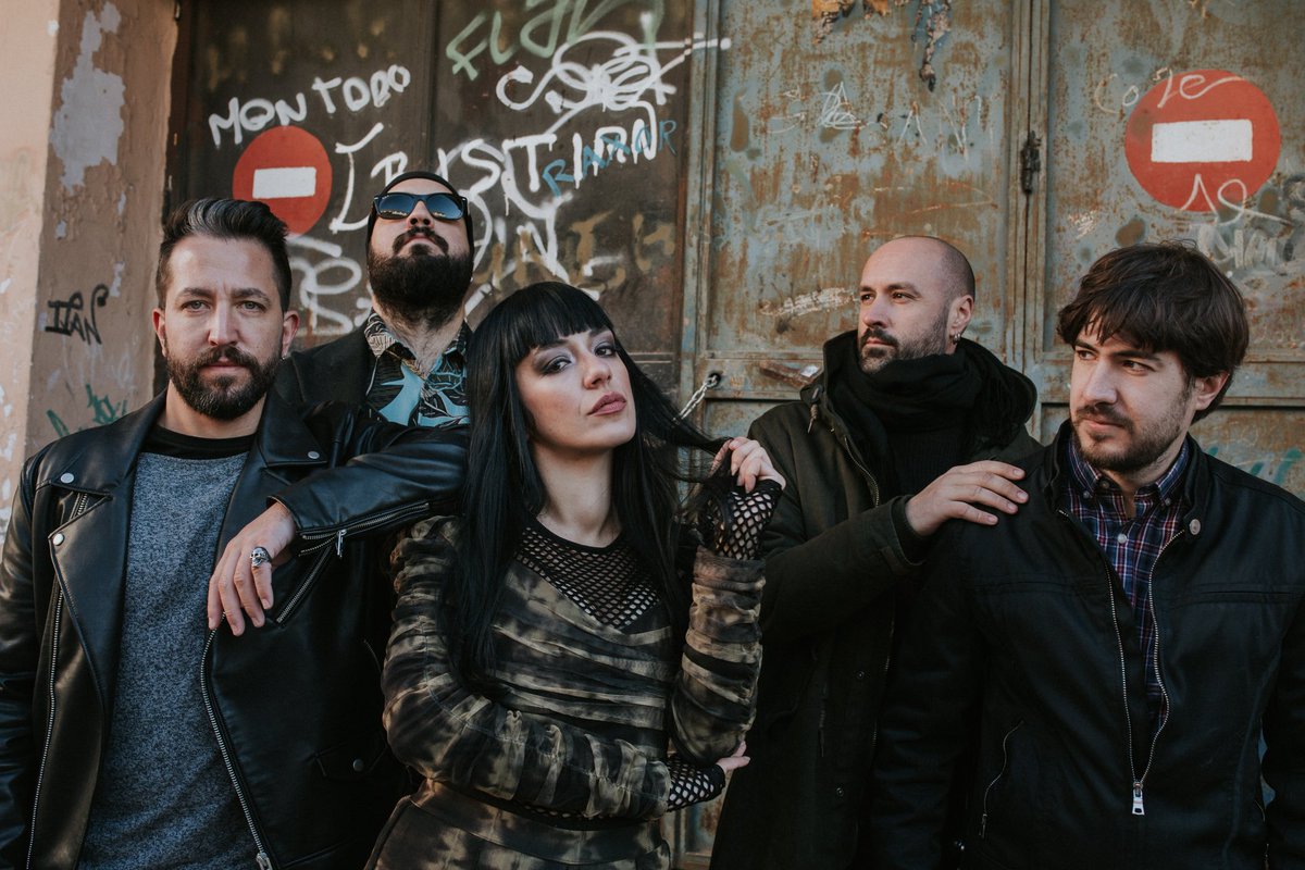 SatVirginia's tweet photo. 🔥"Poderosos cobardes" es el tercer corte de nuestro último disco "El descubrimiento del fuego".

🖤 Tuvimos la suerte de contar con la colaboración de una tremenda artistaza como es @soymariadejuan.

💃🏻¿Se subirá con nosotros al escenario el sábado en Bobadilla?

📸 @RakeLodel https://t.co/qA0fN7mHga