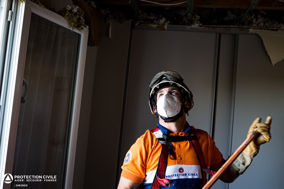 Protec33's tweet photo. À la suite des intempéries ayant impacté le secteur du sud Médoc, les intervenants-secouristes de l'antenne locale du sud-Médoc, appuyés de la #ProtectionCivile33 et de l’antenne locale de Bordeaux, plusieurs habitations sont sécurisées et déblayées de leurs gravats. https://t.co/EYLVAr0liE