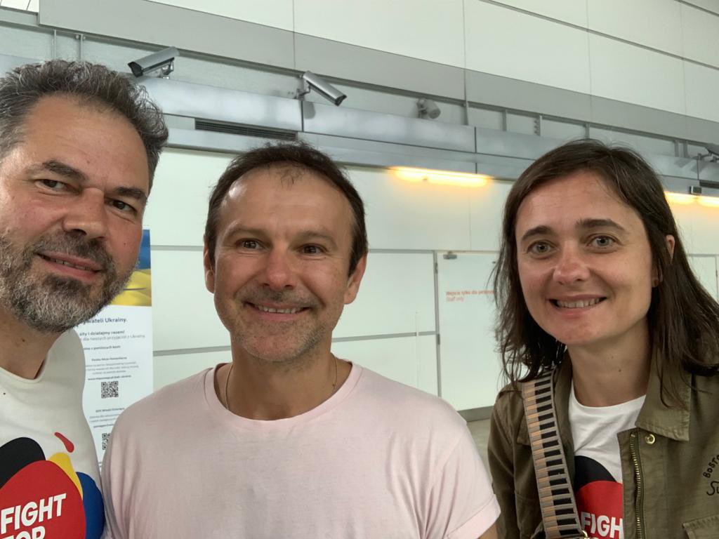 Met @s_vakarchuk in Warsaw -fighting with russian aggression with his amazing talent! Resonates with Fight for What Counts! #Ukraine needs funds to #StopRussianWar @GlobalFund needs funds to stop AIDS, TB, Malaria including and even more now - in Ukraine! We will win! @okeanelzy