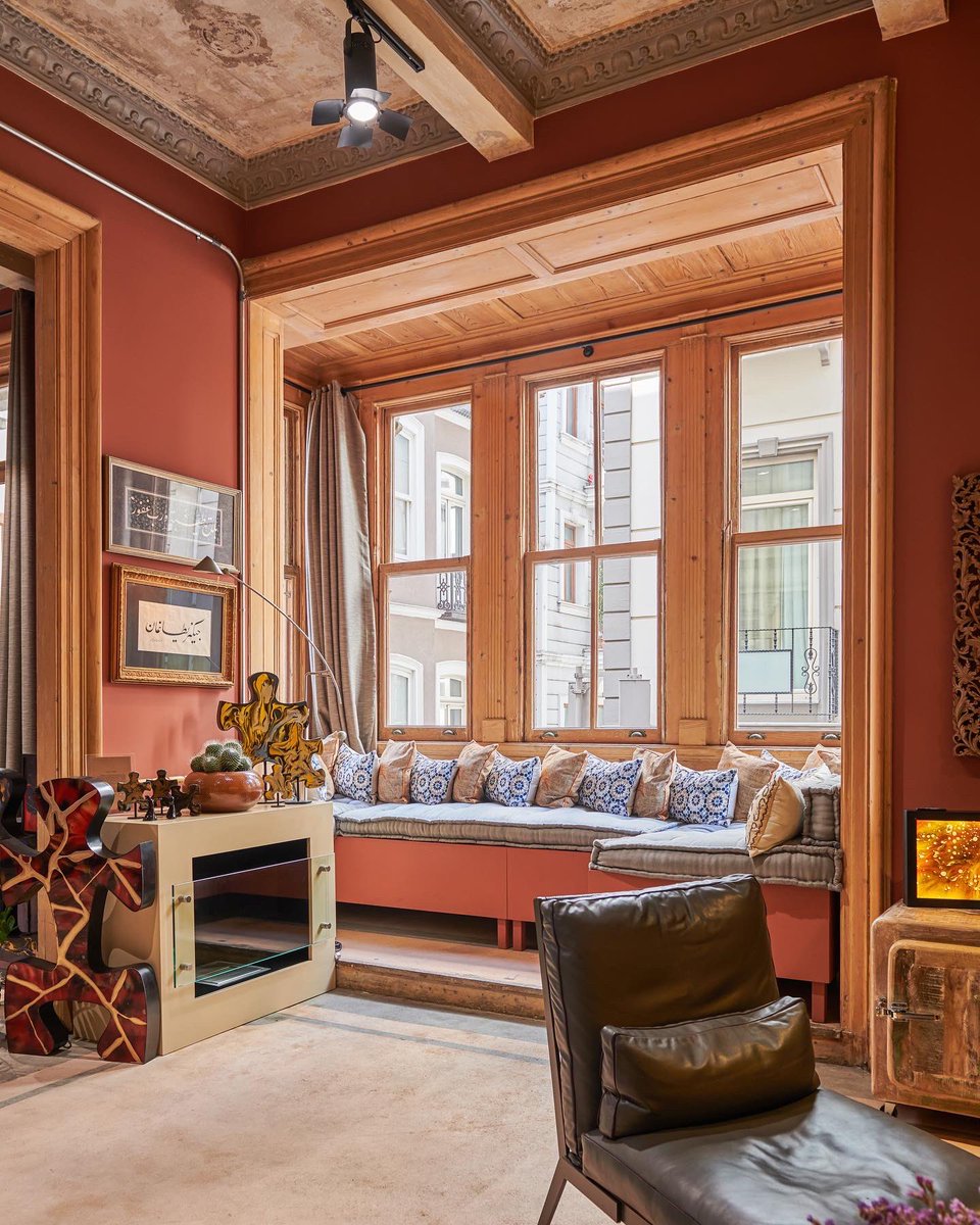 Bu sayıda: Ünlü sanatçı Cengiz Yatağan Beyoğlu’ndaki tarihi apartman içindeki dairesinde kurguladığı atölye ve ofisini anlatıyor. Derinlikli ve huzurlu mekanının özgürlüğüne düşkün renklerle olan ahengini keşfe çıktık. Hazırlayan @gokceyimben Fotoğraf <a href="/Emreonemci/">emre önemci</a>