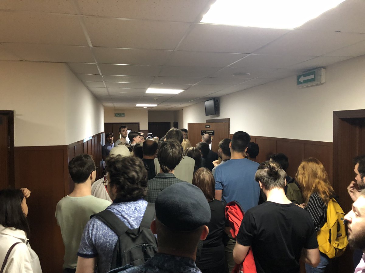 jankauskas_k's tweet photo. Приехал в Мосгорсуд на апелляцию Ильи Яшина на незаконный арест. Чудом попал в зал. Поддержать Илью пришло много людей. https://t.co/HnCy6HgHZ5