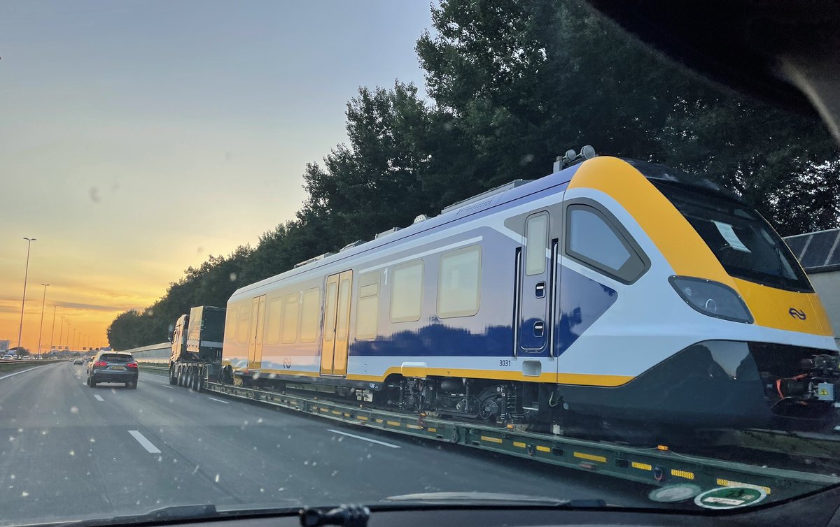 Na de boeren zijn de #NS <a href="/NS_online/">NS online</a> nu ook begonnen met acties op de snelwegen😅 (A9 gisteravond)