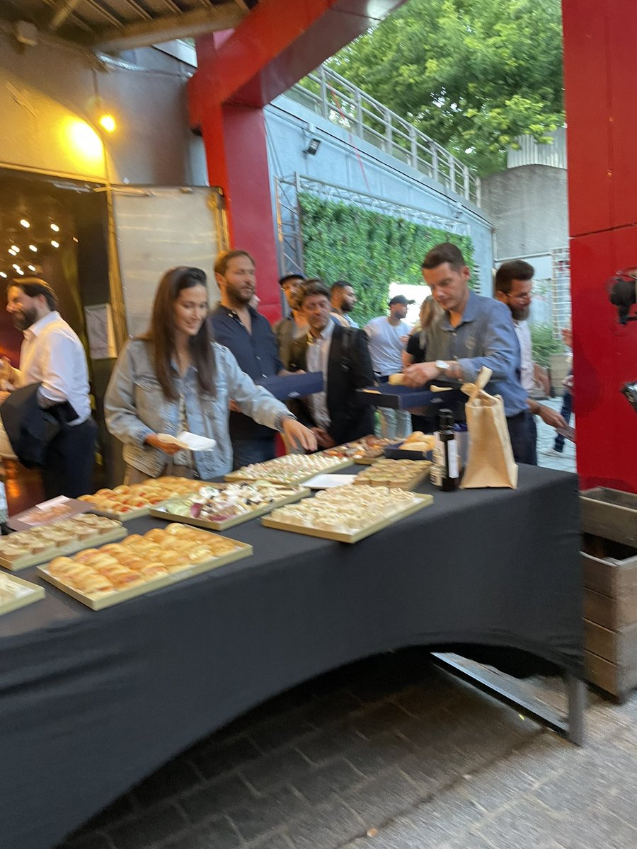CarinaCheklit's tweet photo. Hier, @unpotedanslacom - le média référant dans le domaine de la #communication, #marketing & #créativité - fêtait ses 10 ans.
Un super moment au @trabendo_!
Merci pour l’invitation @ValentinRchdt & @lgarrouste !!
On se retrouve pour les 20 ans?! Longue vie à vous!✨
#JUPDLC https://t.co/vjInxa5Wkx