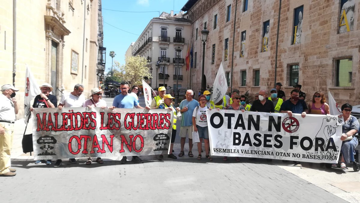 otannovalencia's tweet photo. Concentració aquest matí a les 12.00, coincidint amb l'inici de la cimera de la OTAN a Madrid, davant @cortsval demanant la retirada de les bases de l'OTAN del nostre territori. https://t.co/Vzqilv8C31