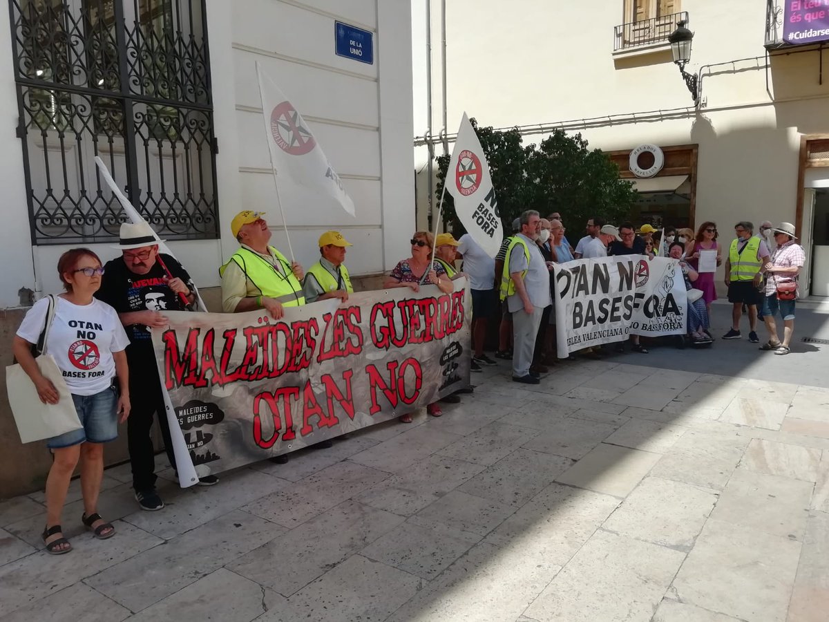 otannovalencia's tweet photo. Concentració aquest matí a les 12.00, coincidint amb l'inici de la cimera de la OTAN a Madrid, davant @cortsval demanant la retirada de les bases de l'OTAN del nostre territori. https://t.co/Vzqilv8C31
