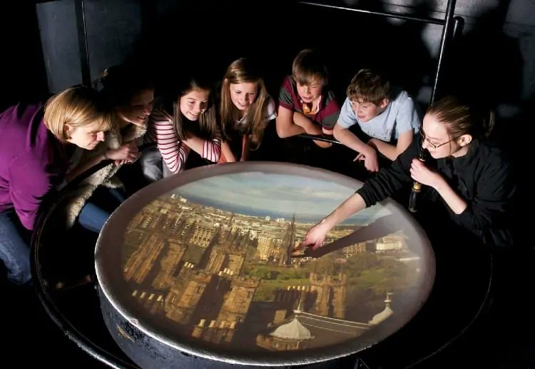 mianotesapp's tweet photo. @Rainmaker1973 Reminds me of another illusion I saw in Edinburgh, Scotland, called 'Camera Obscura', which uses daylight, mirrors and lenses to project live video internally onto a table. https://t.co/GOdBnfYko4 https://t.co/jRrE66dwLf