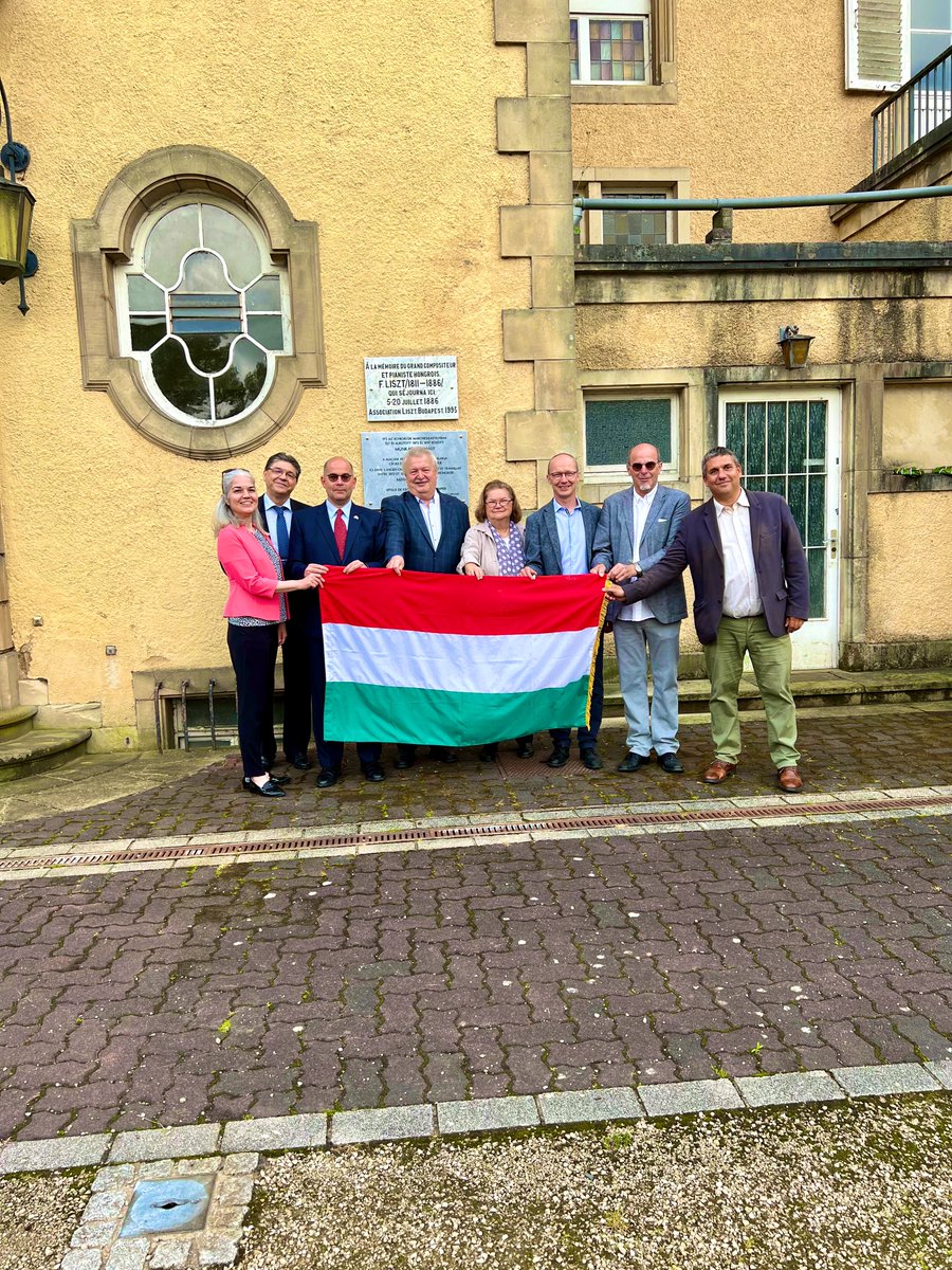tamasivankovacs's tweet photo. In a moving ceremony in #Colpach, #Luxembourg, we re-dedicated the renovated marble memorial plaques of two giants of #Hungarian culture on the Castle wall - composer & pianist Ferenc #Liszt 🎶 and painter Mihály #Munkácsy 🖼. They both serve as very important links (1/2) 🇭🇺🇱🇺 https://t.co/4O0udYKuh0