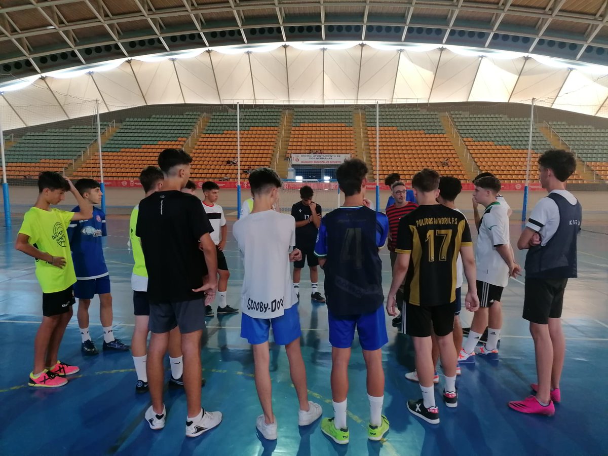 💥 Captaciones juvenil 2022-2023 💥

 Éxito rotundo en nuestra primera y última captación en la categoría de juveniles federado. 🆒👏

 Casi una veintena de jugadores se dieron cita en el Palacios de los Deportes de Dos Hermanas. 

1,2,3 PULIDOSSSS
🟠⚫