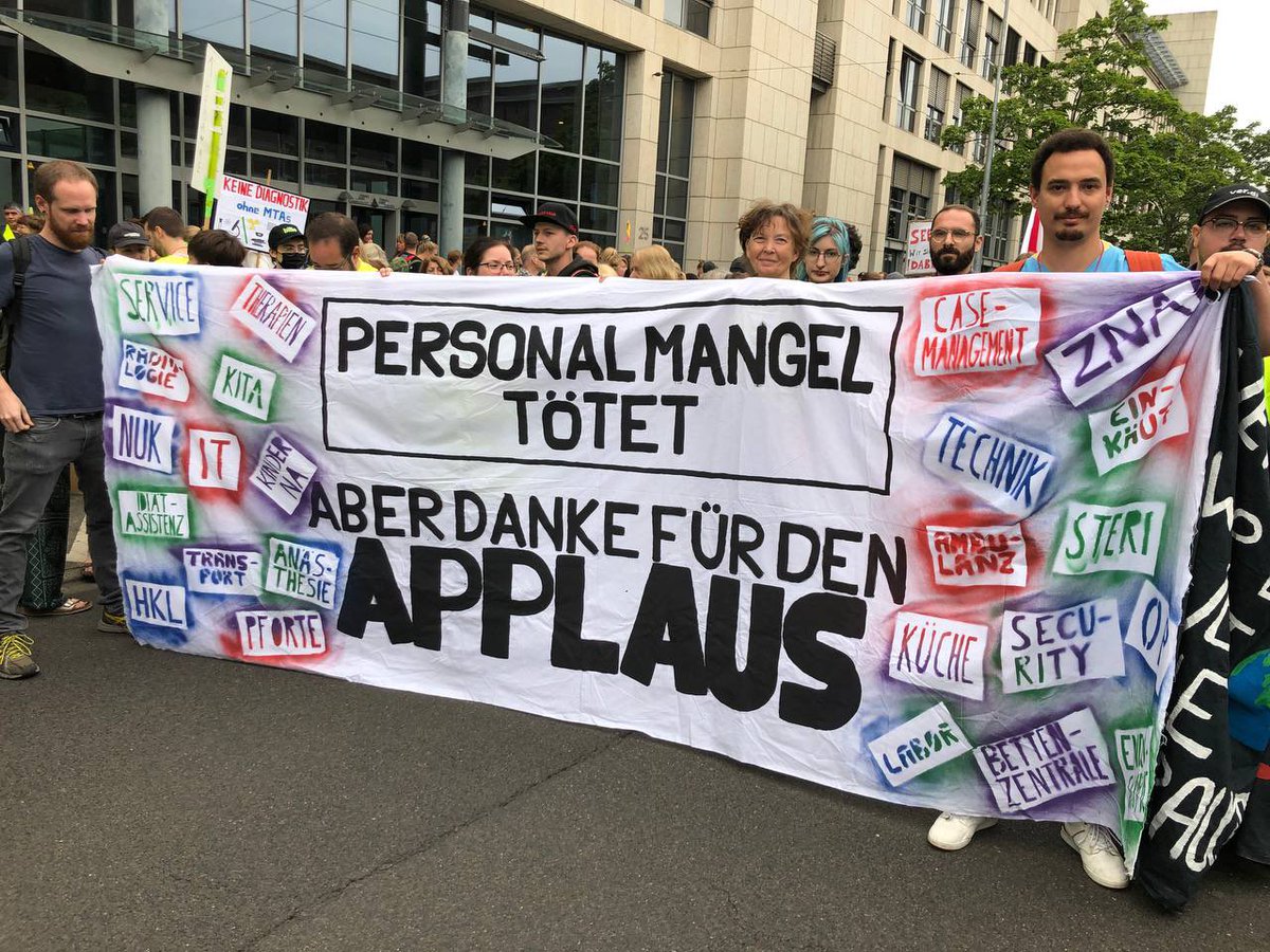🚨Neben den Verhandlungen und der Klage der Arbeitgeber gegen Streik, sind wir heute mit vielen Kolleg:innen in Düsseldorf, um zu demonstrieren. Wir erinnern die Landesregierung an ihre Versprechen und fordern Angebote für alle Berufsgruppen.  

Personalmangel tötet!
#NotrufNRW