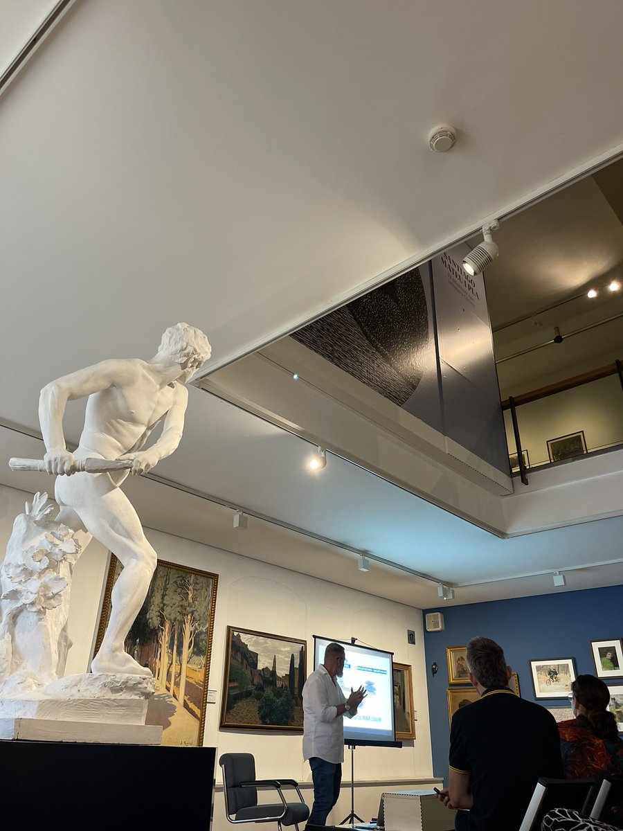 Si sou per Girona aneu a la quarta planta del  <a href="/MuseuArtGirona/">Museu d'Art de Girona (md'A)</a> 
Sinó també ;) 
Sigui quin sigui el teu coneixement d’art, el museu t’encantarà! 

Avui, una excusa per tornar a venir! En <a href="/DimasFabregas/">Dimas Fàbregas Gomis</a> i la seva manera de connectar artistes contemporanis amb l’aprenentatge de TOT
