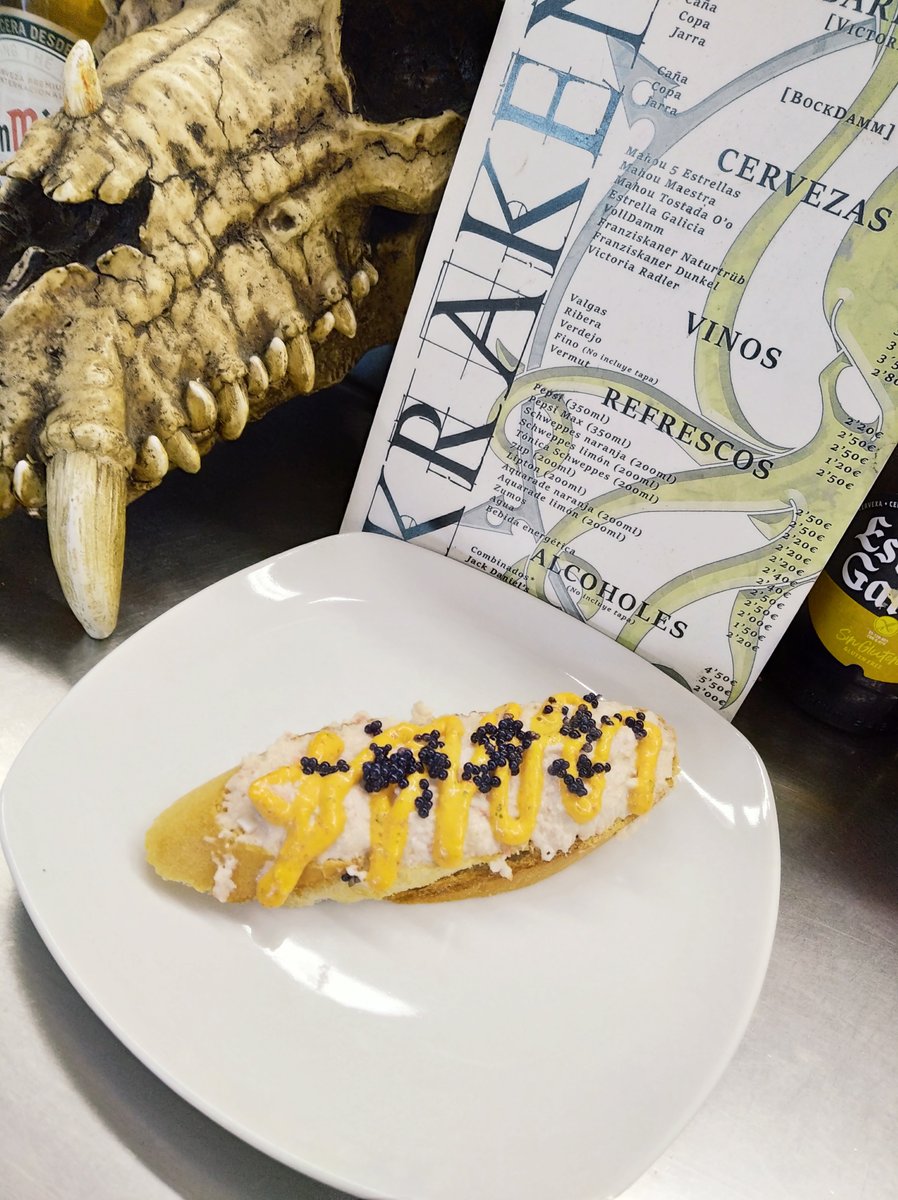 Una semana más, donde os traemos en exclusiva para hoy miércoles, y mañana jueves, la tapa de la semana. Os presentamos "Helloween". Crema de marisco, con alioli de piquillo y caviar. No os la perdáis!!