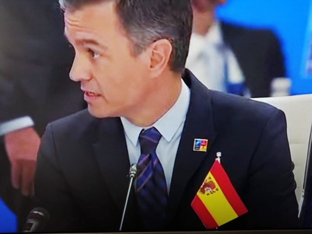 Lo de la banderita de España con el escudo bocabajo es exigencia de Marruecos? De Bildu? De Esquerra? O es q simplemente somos gilipollas??