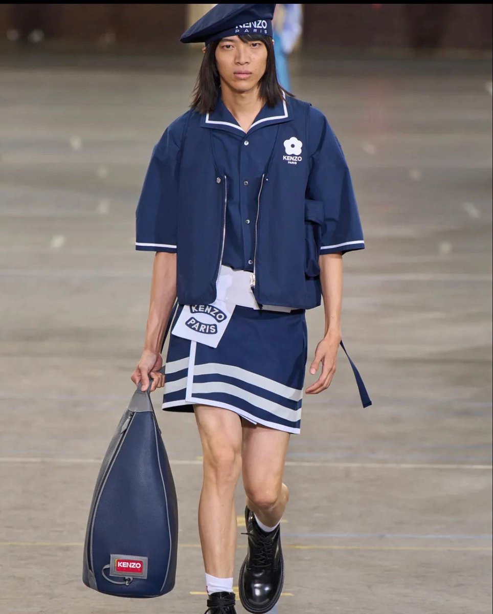 EliteAssociate's tweet image. Paris⚡️Kenzo By Nigo, inspired by graduation day; the bright tailored blazers, the high school team flags and structured accessories, also nods to travel. Postcard style badges adorn the garments whilst there is a very obvious nautical influence too

#KENZO #PFW22