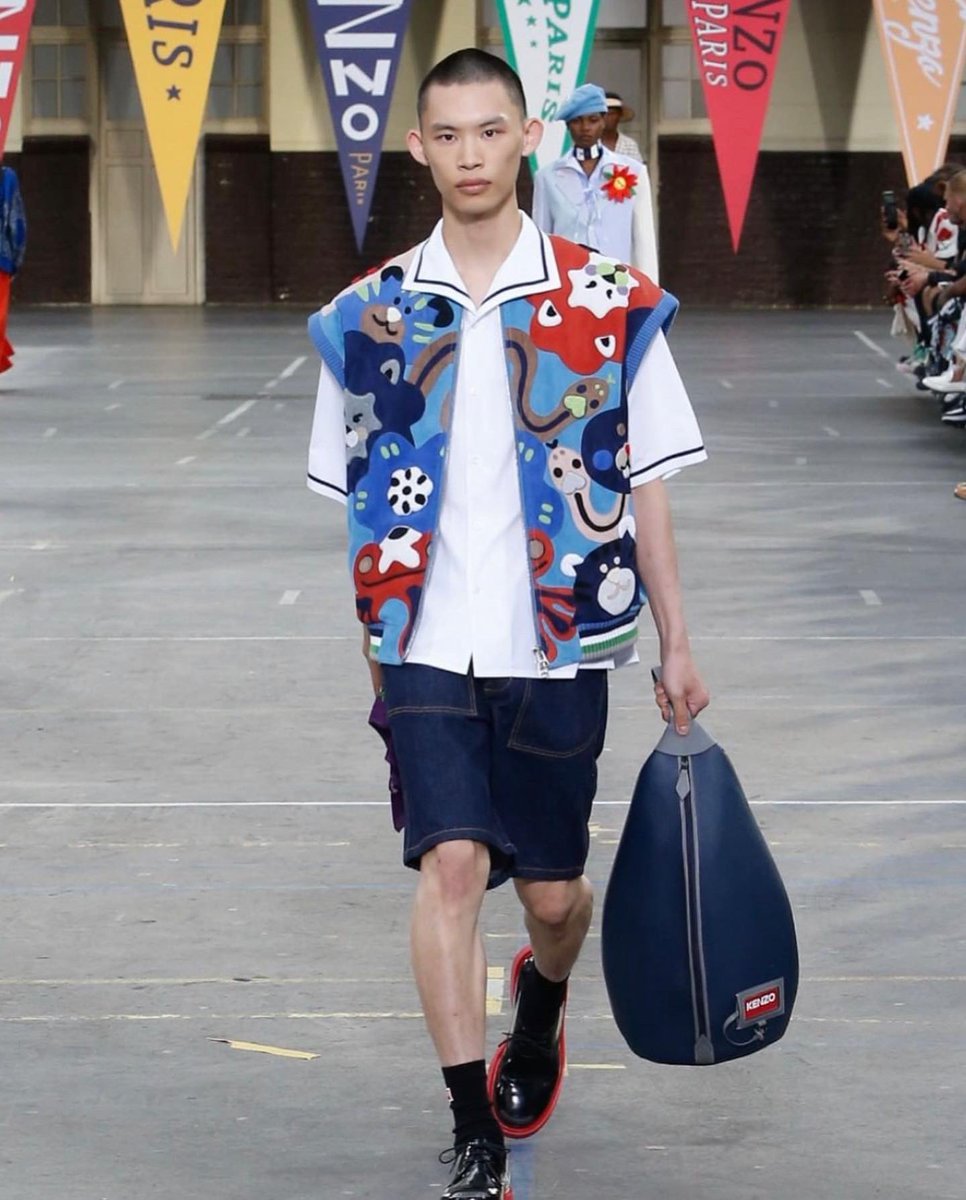 EliteAssociate's tweet image. Paris⚡️Kenzo By Nigo, inspired by graduation day; the bright tailored blazers, the high school team flags and structured accessories, also nods to travel. Postcard style badges adorn the garments whilst there is a very obvious nautical influence too

#KENZO #PFW22