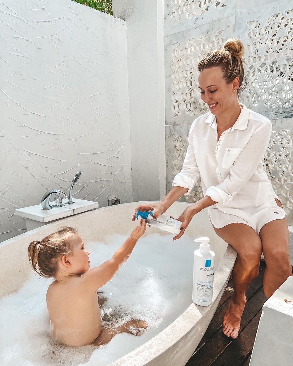 LaRochePosayInt's tweet photo. Do you want to teach your child the power of self-care? Then follow this routine ✨ 🛁 

🔹 #lipikar Syndet AP+: gently cleanse #sensitiveskin #eczemaproneskin - avoids skin barrier damages
🔹 Lipikar Baume AP+M: to soothe, repair &amp; protect skin

#larocheposay #lrplove https://t.co/dumvECF355