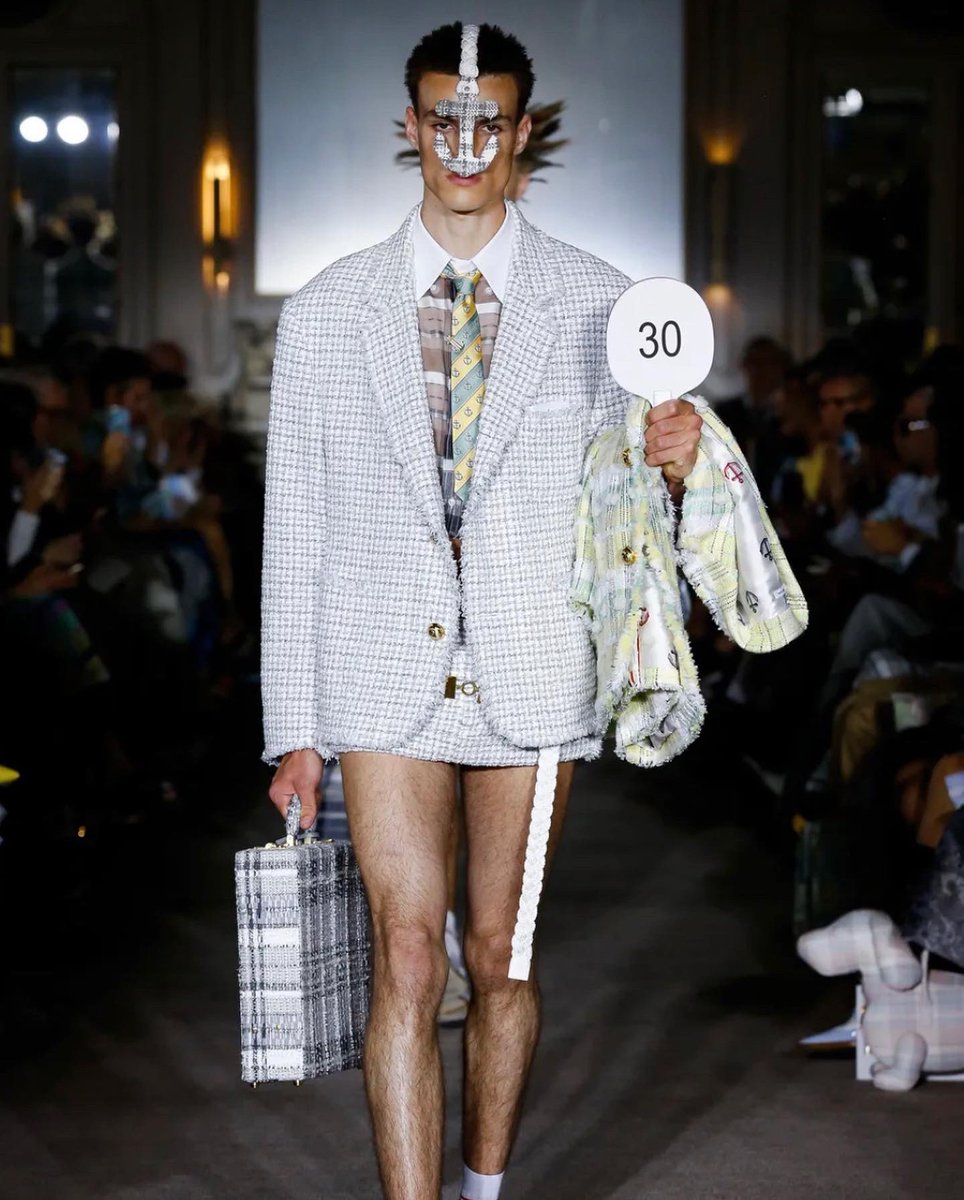 EliteAssociate's tweet image. Paris 2022⚡️⚡️⚡️⚡️
This season Thom Browne pushed his signature tailored menswear skirts to even greater lengths and experimented with miniskirts, low slung waistbands and pleated mid-length pieces. All whilst still maintaining his exquisite tailoring and layering. 

#thombrowne