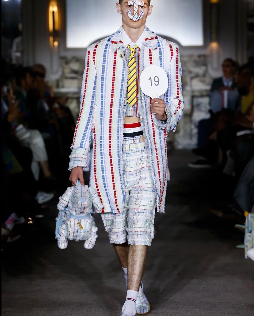 EliteAssociate's tweet image. Paris 2022⚡️⚡️⚡️⚡️
This season Thom Browne pushed his signature tailored menswear skirts to even greater lengths and experimented with miniskirts, low slung waistbands and pleated mid-length pieces. All whilst still maintaining his exquisite tailoring and layering. 

#thombrowne