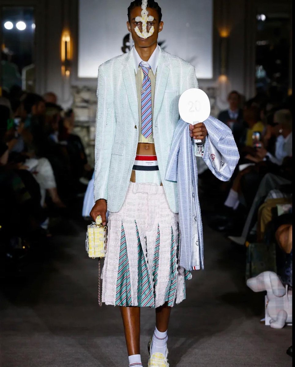 EliteAssociate's tweet image. Paris 2022⚡️⚡️⚡️⚡️
This season Thom Browne pushed his signature tailored menswear skirts to even greater lengths and experimented with miniskirts, low slung waistbands and pleated mid-length pieces. All whilst still maintaining his exquisite tailoring and layering. 

#thombrowne