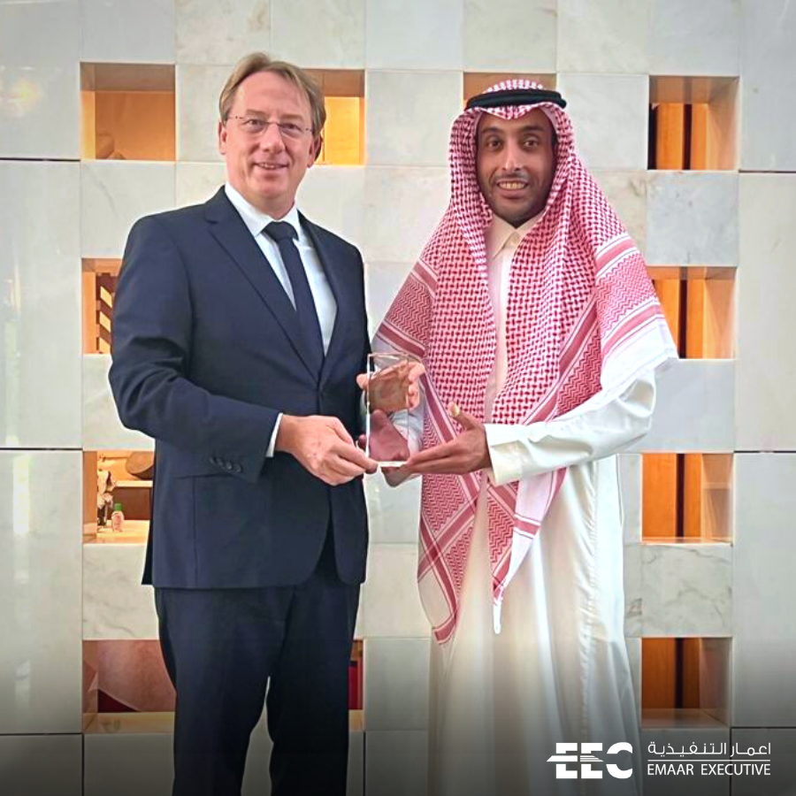 EmaarExecutive's tweet photo. استقبل سعادة السفير الفرنسي في الرياض السيّد لودوفيك بويّ @ludovic_pouille  الرئيس التنفيذي عبدالله محمد بن معمر ، حيث أشاد سعادة السفير 
  بالشراكة بين #إعمار_التنفيذية و #شنايدر_الكتريك الفرنسية ، وحصول إعمار التنفيذية على جائزة شريك مراكز البيانات لشنايدر إلكتريك للعام 2021 . https://t.co/eLRaQFoUA8