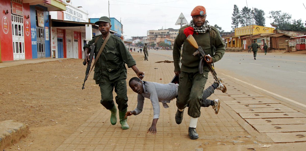 RushyashyaNews's tweet photo. Ku mupaka wa Kamako uhuza  Angola na Repubulika Iharanira Demorasi ya Kongo haravugwa ubushyamirane hagati y'ingabo z'ibihugu byombi. 

Amakuru aravuga ko Abanyekongo babaga muri Angola barimo kwirukanwa shishi itabona, baregwa gukora mu buryo butemewe n'amategeko. https://t.co/QNLV2l3u0N