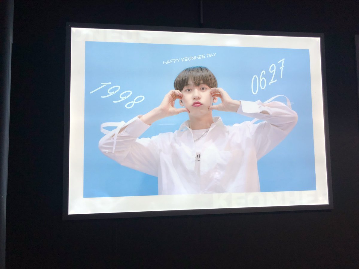 weus_CymAri's tweet photo. イベ最終日❕
ごにたんのカプホ貰いに行ってきました🤍💙
カプホも看板も可愛すぎるー🐰💕

@keonhee_day 様
素敵な企画をありがとうございました😊

#ONEUS #원어스
#KEONHEE #건희
#センイル

#HAPPY_귀여운토끼_52_DAY https://t.co/TmAhQ3akLO