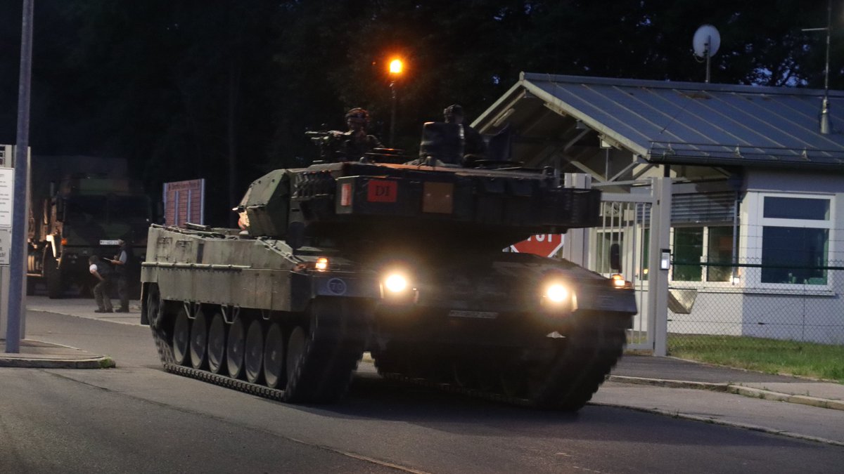 Deutsches_Heer's tweet photo. #Pfreimd, 4 Uhr. Das #Panzerbataillon104 #Heer ist mit rund 12 #Leopard 2A6 auf dem Weg zum Verladebahnhof. Unter ständiger Sicherung & Unterstützung der Deutschen Bahn werden die #Kampfpanzer auf die Waggons geladen. Ihr Ziel: das Schießübungszentrum in der #LüneburgerHeide. https://t.co/hj8idYGE20