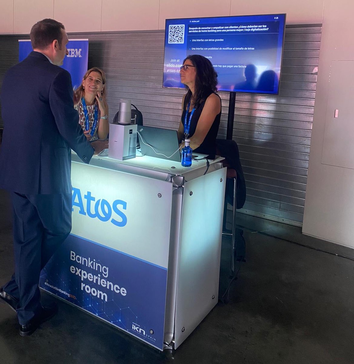 En #RevolutionBanking2022 los visitantes han podido disfrutar de nuestra demo sobre UX y #accesibilidad, de la mano de <a href="/lmontandon/">Lydia Montandon</a>, <a href="/MalenaDonato/">malena.donato</a> y <a href="/santa_pico/">Carlos Santa María Pico</a>. 
#AccesibilidadDigital #Tecnologia #Banca