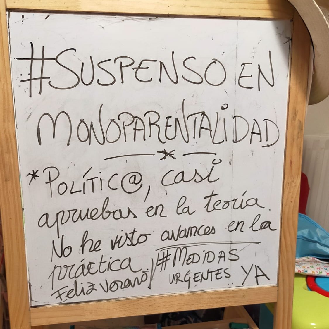 Nataliayalagu's tweet photo. Señoras y señores políticos atareados:
Ya sé que estáis pendientes de #cumbreOTAN y aún con el susto por el #IPC, pero no olvidéis pasar a por el boletín de notas. 
Spoiler: #suspensoenmonoparentalidad 
a @desdelamoncloa por olvidar a #familiasmonoparentales
#MedidasUrgentesYa https://t.co/d0162I4Oed