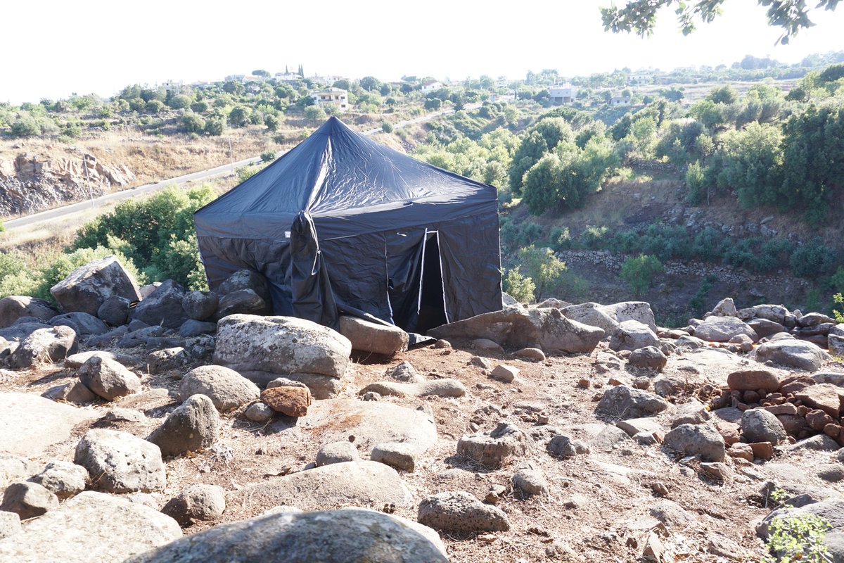 MEG-A 2022, after having tried the OSL sampling at night, we test the sampling under the black tent! Luckily today there is not too much wind. @sciences_UNIGE @UNIGEnews @MTVLebanonNews @LBCI_NEWS @ArcheoMegaliths @ZuzannaWygnans1