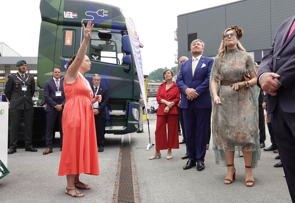 De laatste ochtend van het staatsbezoek aan Oostenrijk gaat over slimme en duurzame mobiliteit. Bij het bedrijf AVL spreekt het Koninklijk Paar met o.a. medewerkers over verduurzaming van gemotoriseerd vervoer, autonoom rijden en waterstoftoepassingen. koninklijkhuis.nl/onderwerpen/st…