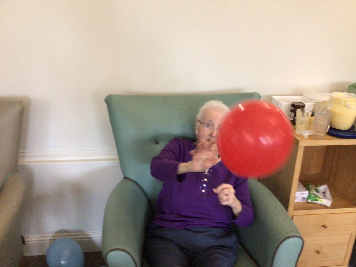 ThorntounCH's tweet photo. Fun with a balloon X❤️ @ThorntounCH  @scottishcare https://t.co/MwWGzQj3yC