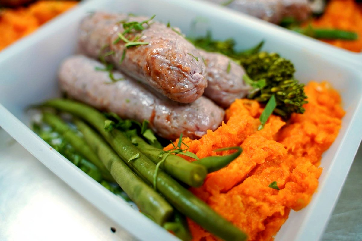 FreshPrepare's tweet image. You have to nourish to flourish✨

💫Turkey Sausages with Red Dragon Mash &amp;amp; Greens💫

#mealprep #healthyeating #healthyfood  #nutrition #mealprepcompany #mealplans #mealplan #sausage #sausageandmash #greens #veg