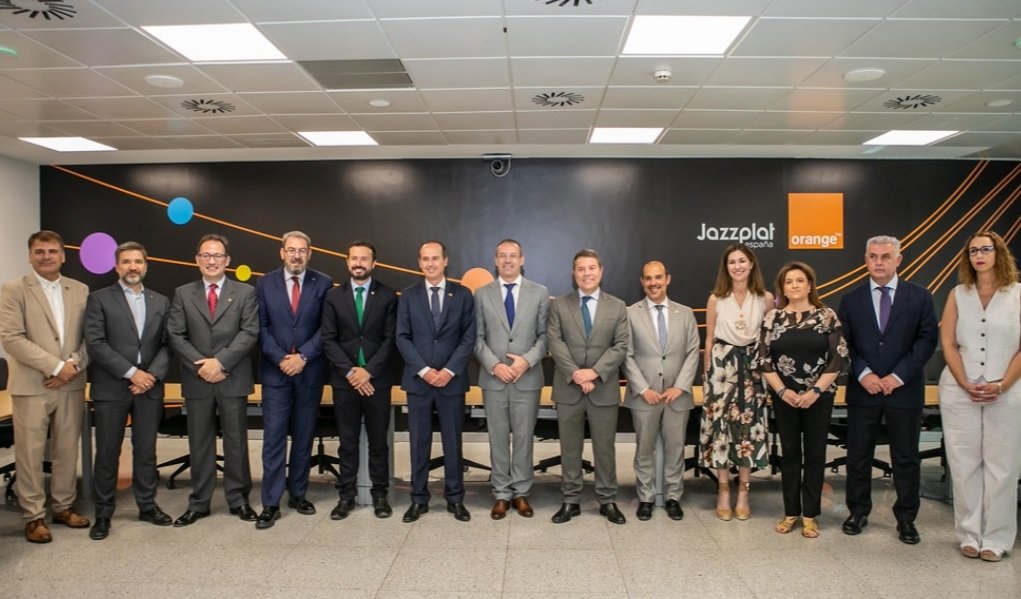 fallacher's tweet photo. Un placer recibir en nuestro call center de Guadalaja al presidente de @gobjccm Castilla-La Mancha @garciapage y gracias a las autoridades por su visita. Siempre orgulloso del equipo Orange que trabaja en primera línea para atender a nuestros clientes https://t.co/g33zR0xFrz