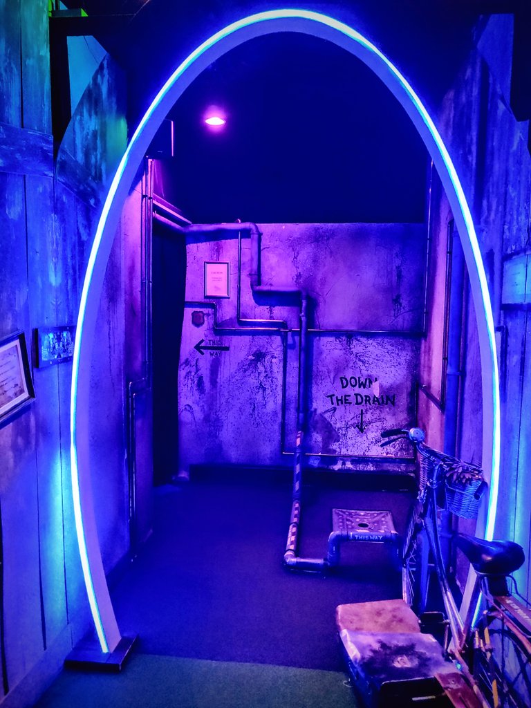 thejoysequence's tweet photo. When I went to putt some balls at The Hole in Wand, I wasn't quite ready for it to be such an immersively detailed Grobblenook's magical creatures minigolf adventure complete with gargoyle backstory and shimmering potion drinks 🤯⛳✨ https://t.co/GIGdBPPfhf