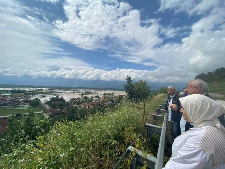 Akpartigolyaka's tweet photo. Yoğun yağışın en çok etkilediği bölgelerden
Köprübaşı büyük Melen Çayı civarında tarlalar su altında.Mesire ve dinlenme alanı olan #KültürParkı da Sular Altında
 Düzce Millet Vekili Ayşe Keşir  İlçe Başkanımız Necmi Kap  Belediye Başkanımız Yakup Demircan  İncelemelerde Bulundu. https://t.co/jovJfxxbOG