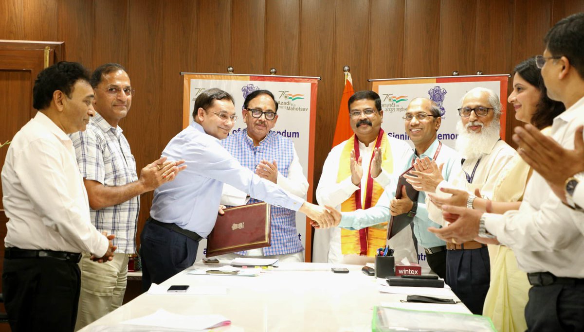 dpradhanbjp's tweet photo. Together with @DrMNPandeyMP ji witnessed the signing of MoU between @MHI_GoI and @MSDESkillIndia for imparting skilling for capital goods sector through qualification packs developed under scheme for enhancement of competitiveness in the capital goods sector. https://t.co/rvOQA3cX3X