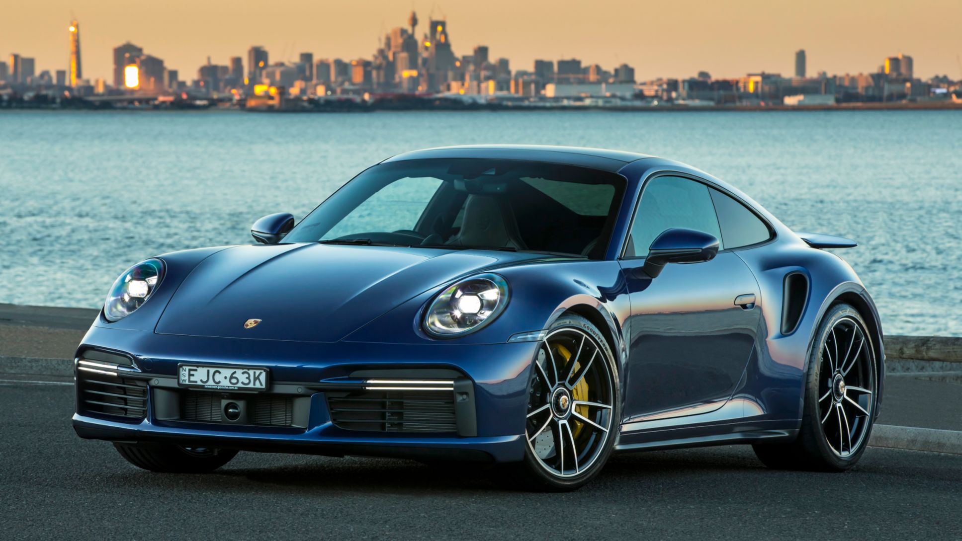 Porsche 911 2021 белый