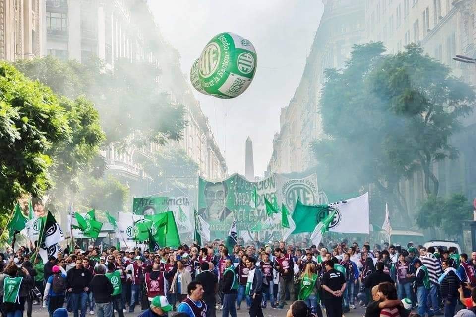 vhugobellon's tweet photo. Los y las estatales necesitamos de manera urgente la estabilidad laboral y que no quede ni un solo compañero/a percibiendo un salario inferior a la línea de pobreza. Tenemos la fuerza, organización y  legitimidad para lograrlo !!!
#SomosATE 
#laverdeyblanca 
#Launidadeselcamino https://t.co/mBFPiN6Ymp