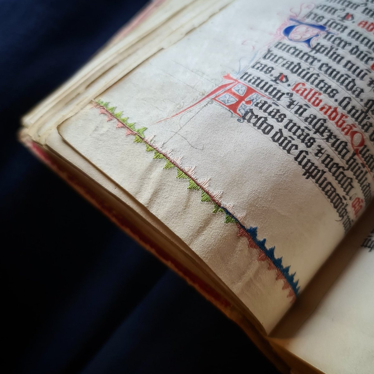 Suivez_le_fil's tweet photo. Broderie sur manuscrit, Metz @missmedia57 et Colmar : https://t.co/pMuXwhjeBl