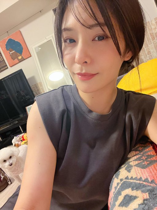 前髪あると&hellip;&hellip;  雰囲気がガラッと変わってしまった😳  まだこの顔に慣れない〜 https://t.co/1fu2w3Z29U