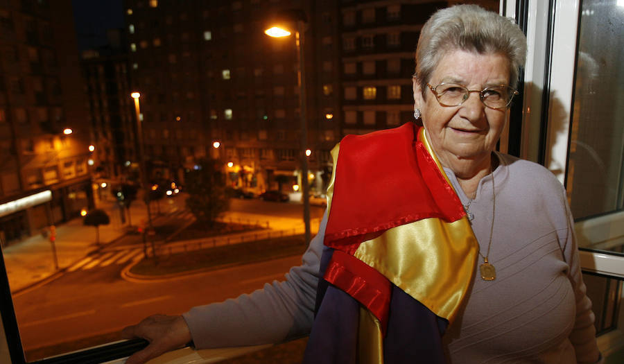 Celestina Marrón Llaneza nació en Lada (Llangréu, Asturies) el 29 de junio de 1926. Vivió en una familia marcada por la represión franquista, que fusiló a su hermano y a su padre en Pando tras la guerra civil. Cuando tenía 10 años su casa fue quemada por falangistas. 

🧵 HILO