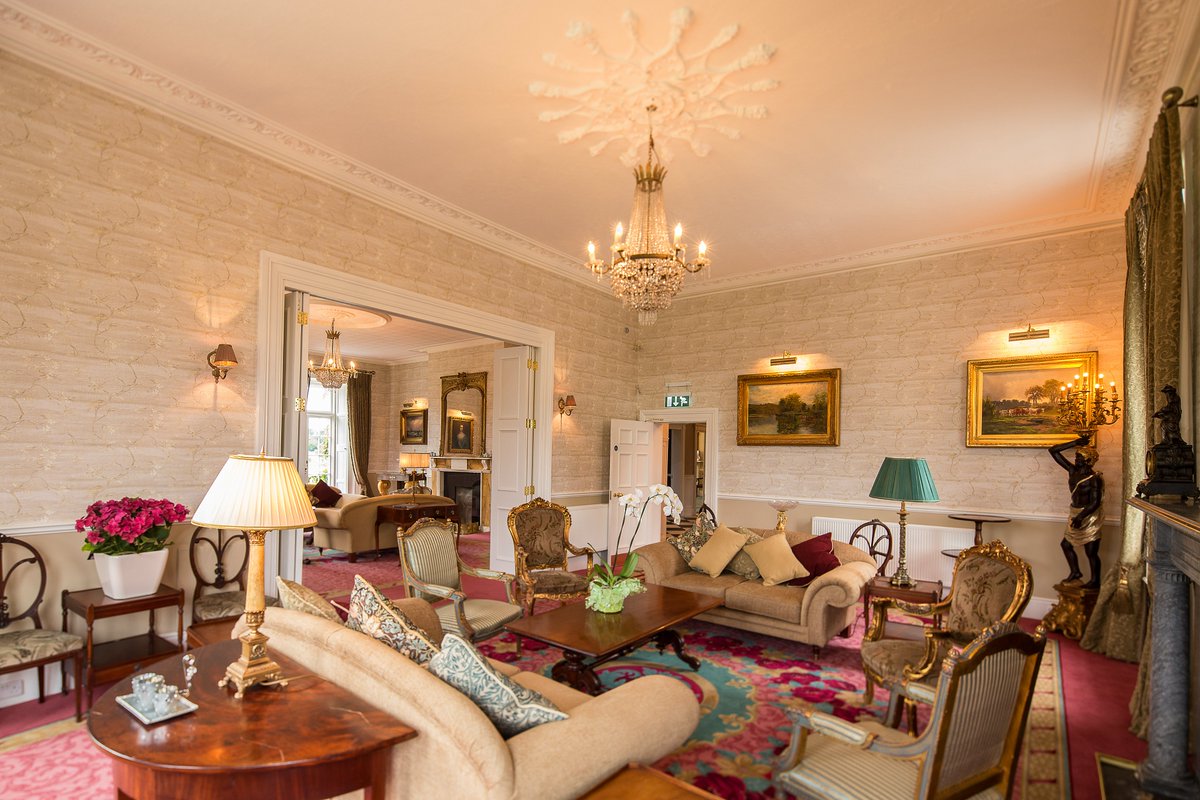 Bellingh4m's tweet photo. Sit back and relax under the chandeliers in the Nappertandy room at Bellingham Castle.
This room is often used for some pre function drinks or canapes on a wedding day.
#Nappertandyroom #prefunction #wedding #Louth #IrishCastle #CastleHotel #discoverbellingham https://t.co/qoP8K5h7JZ