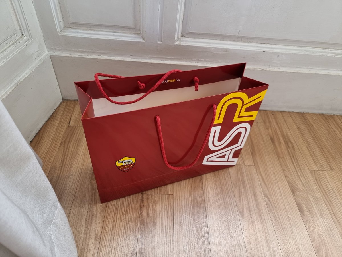 hermannpilato's tweet photo. ...ci son cascato di nuovo!!!🎶🎶🎶🎶
#asromastore https://t.co/gqiJV0DIMG