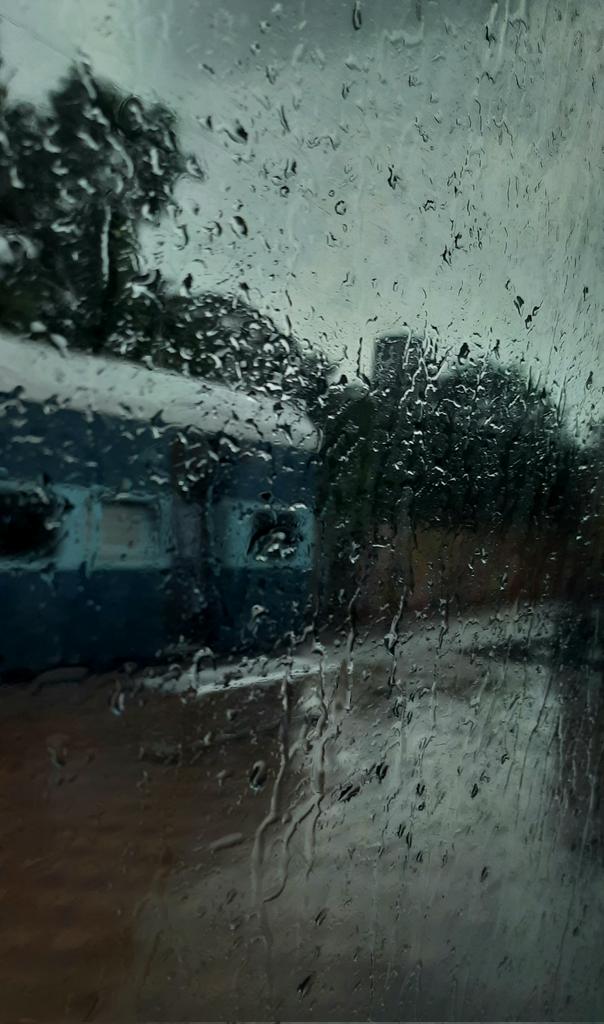 Madhumathi_Inks's tweet photo. Rain. Train. Tea. 
Makes me happy! Nourishes my soul. 🧿
Life blooms in moments. Seemingly little moments...
🥲 🌧 🚂 🫖...
#TrainJourney #Rain #Pluviophile #AllThingsTea #TrainLover #Raindrops #Naturelover #RainPhotography #RainyDays #Travel #Trains #ரயில்பயணம் #LittlejoysOfLife https://t.co/HQHbyHXoPD