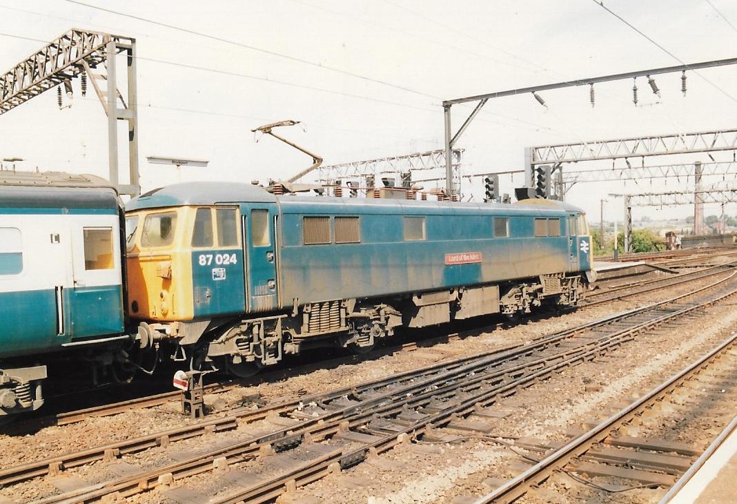 Stockport Station 21st June 1986
British Rail Class 87 electric loco 87024 'Lord of the Isles' about to depart for Manchester Piccadilly. BR Blue livery (in need of a clean!) becoming a rarer sight then.
#Stockport #BritishRail #Manchester #Class87 #trainspotting #BRBlue 🤓